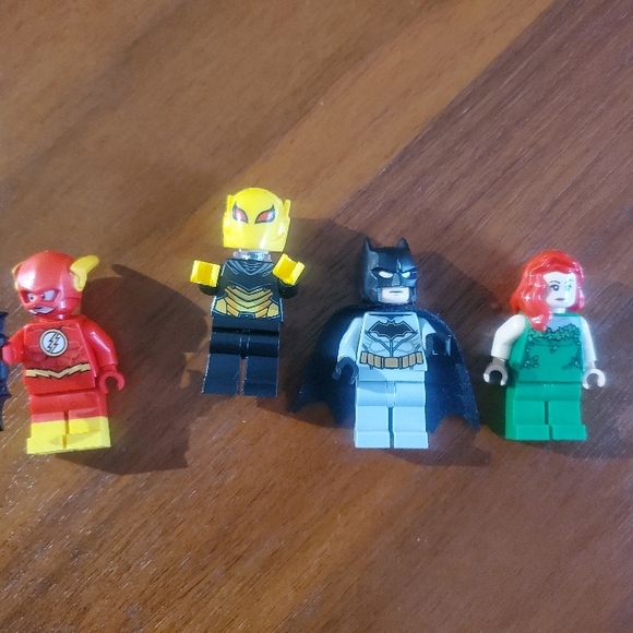 LEGO Batman Mech vs. Poison Ivy Mech Building Set - Picture 3 of 6